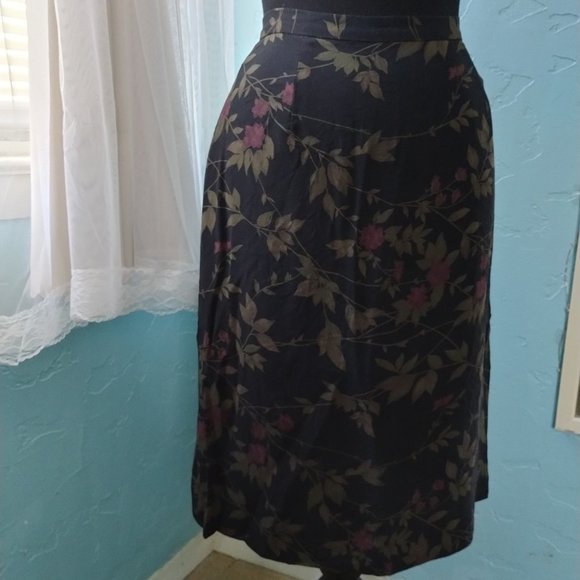 Harold's Floral Skirt - Picture 2 of 8